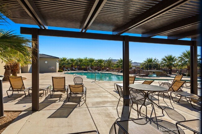 Building Photo - "Beautiful pet friendly 3-Bedroom, 2.5 Bat...
