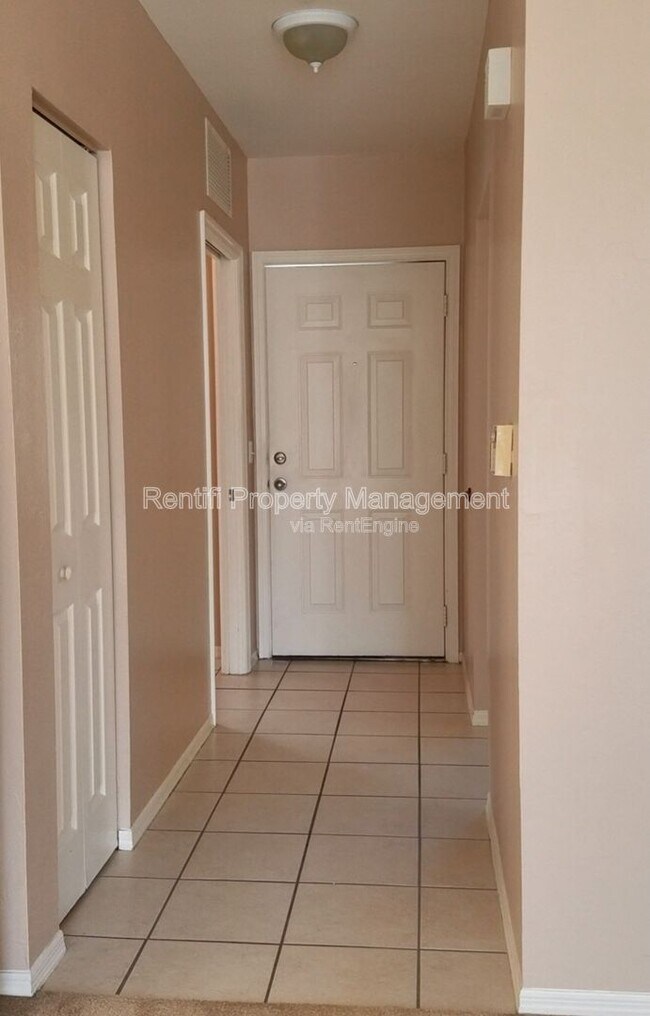 Building Photo - 14931 Park Lake Dr