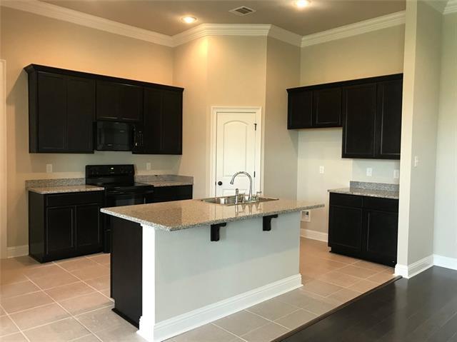 Island in kitchen & Walk-in pantry - 742 Red Pine Dr