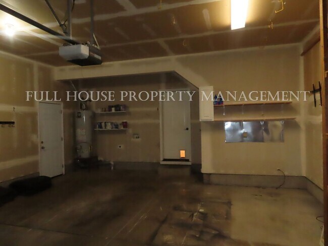 Building Photo - 3 Bed, 2.5 Bath + Bonus room/possible 4th ...
