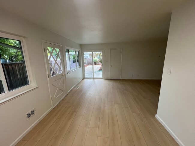 Building Photo - 2110-2112 Town &amp; Country Lane