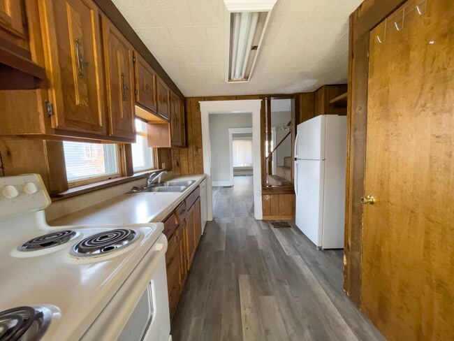 Building Photo - PRELEASING for AUGUST! Convenient Campus Living | 4BR with Fenced Yard & Covered Parking