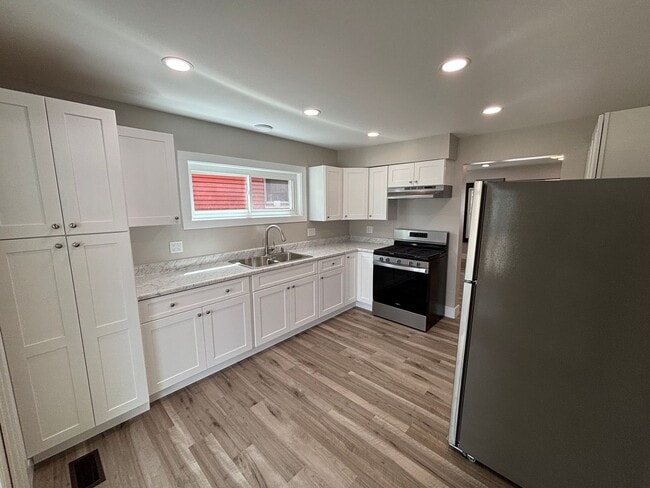 Building Photo - Beautiful 3 Bedroom 2 Bathroom Home in Bea...