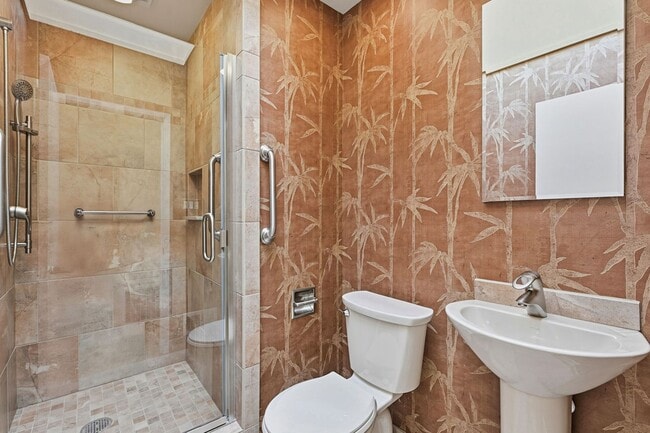 Building Photo - Spacious Three Bedroom Home in Forest Knol...