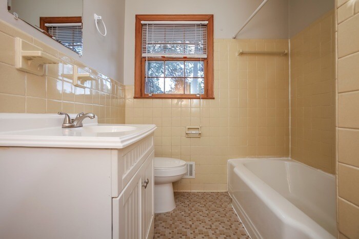 Building Photo - 1532 Romain Dr
