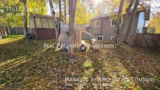 Building Photo - 13611 Sunset View St