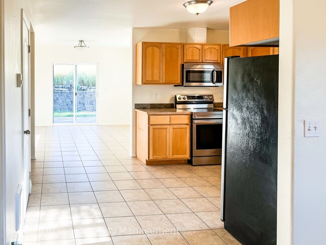 Building Photo - Beautiful 4 bedroom 3 bath townhouse w/att...