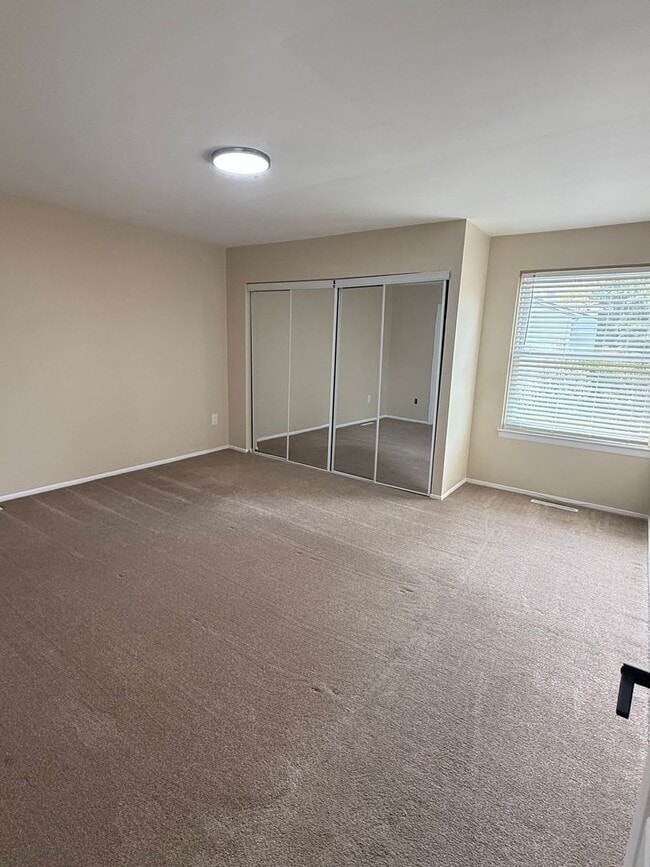 Building Photo - Beautiful Updated 4 bedroom townhouse available!