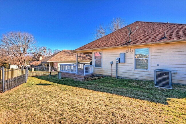 Building Photo - 108 Cove Cir