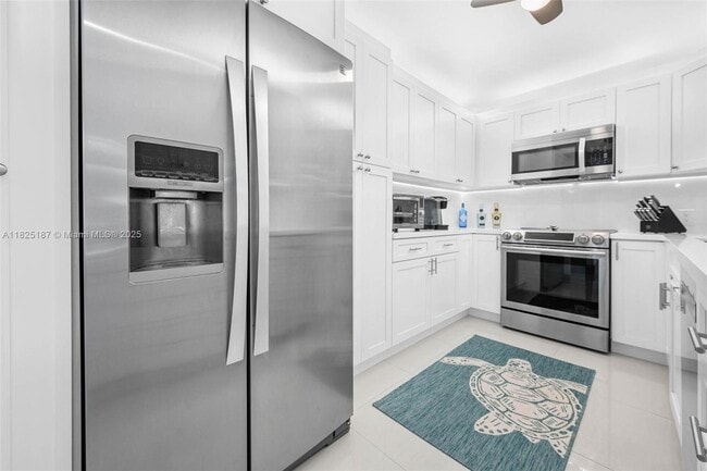 Building Photo - 3675 N Country Club Dr