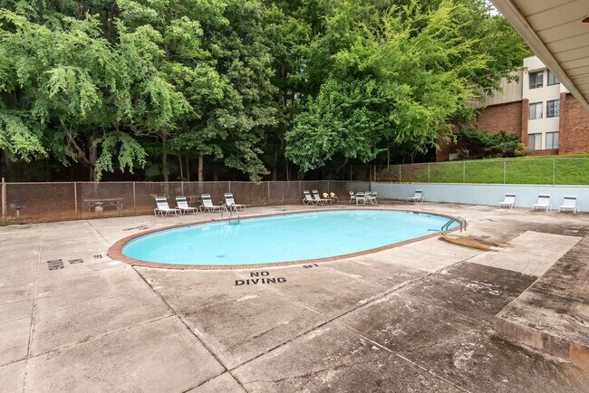 Building Photo - Bolinwood condo available mid-June!! 3 beds, 2 baths in GREAT location in Chapel Hill!