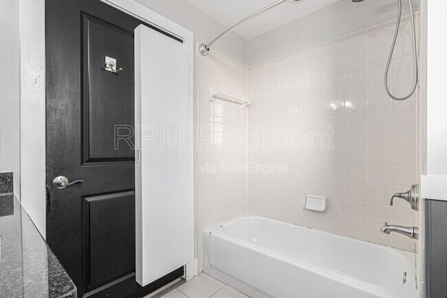 Building Photo - 925 Garrett St