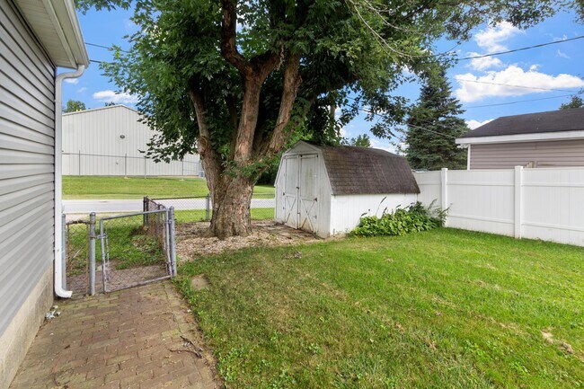 Building Photo - 261 Sunset Dr S