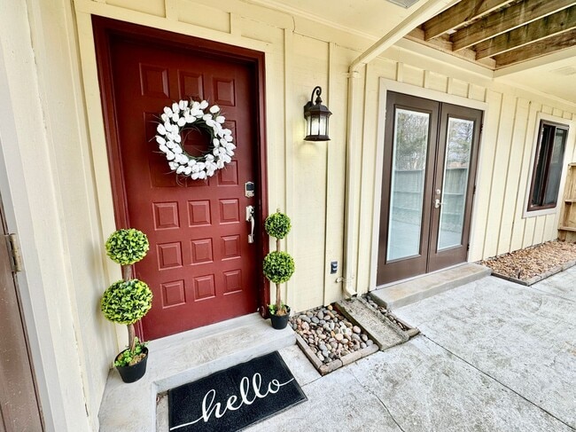 Building Photo - READY 06-11-26!! Fantastic Condo By The Beach! Fenced Patio - All Appliances - Community Pool!