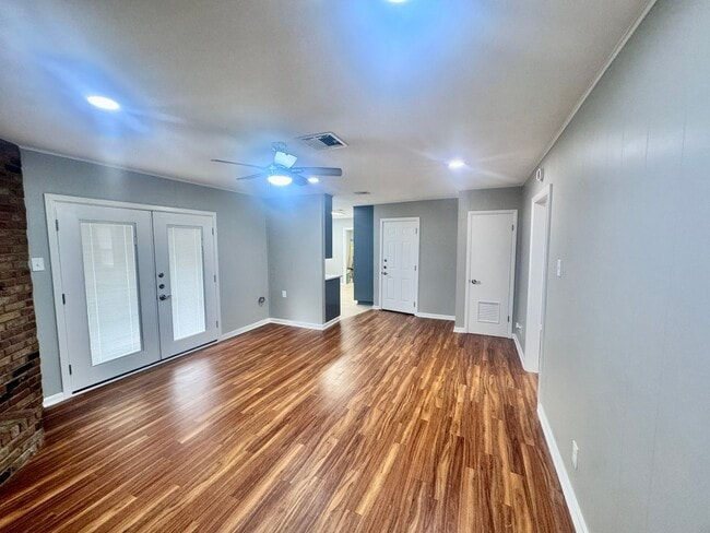 Building Photo - Newly Renovated Woodway Home