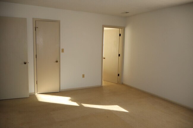 Building Photo - 506 Columbia Dr