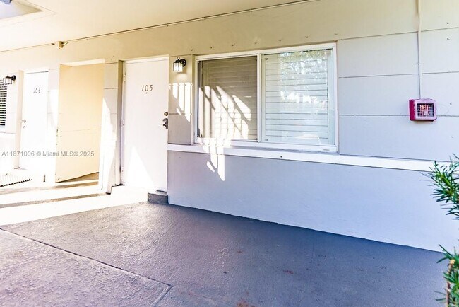 Building Photo - 95 Edgewater Dr