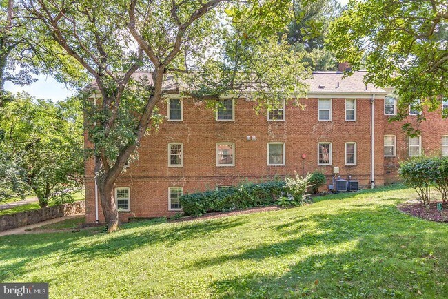 Building Photo - 2401 Arlington Blvd