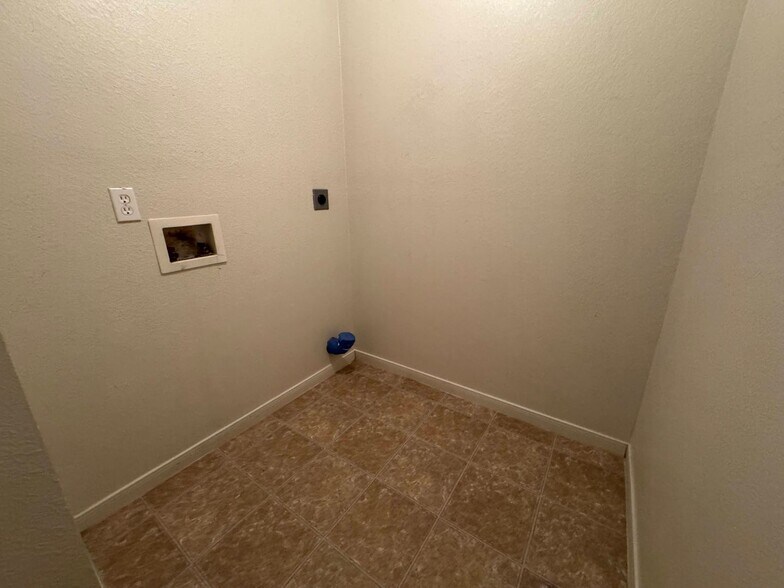 Building Photo - 404 Brittney Way