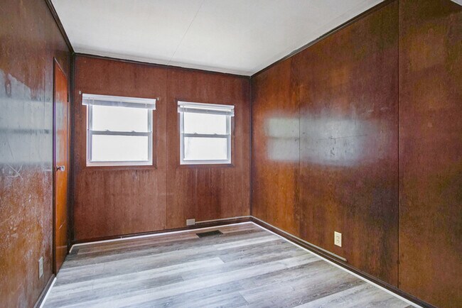 Building Photo - Three bedroom south side retreat
