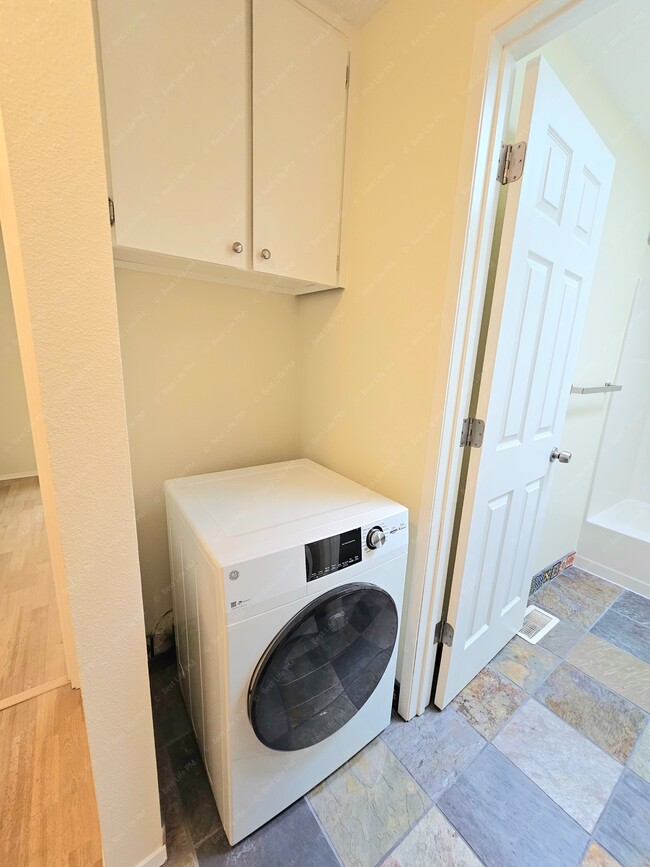 Building Photo - 7323 SE Rural St