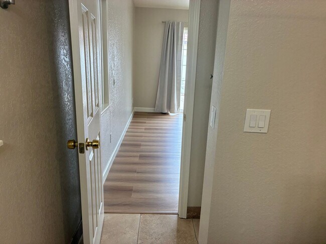 Building Photo - 3 Bedrooms with big backyard