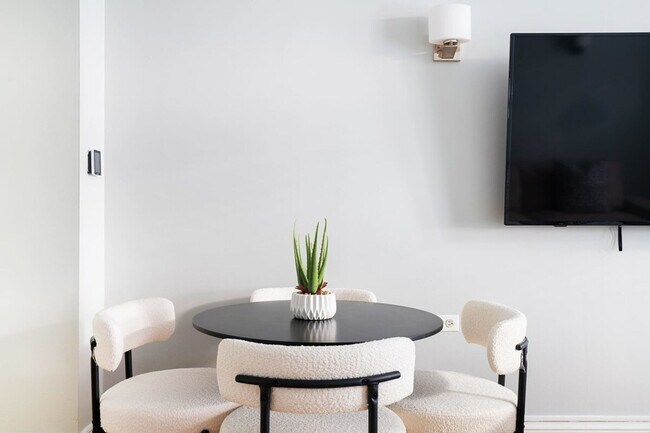 Building Photo - 240 W 73rd St