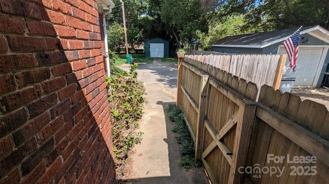 Building Photo - 1507 Woodland Dr