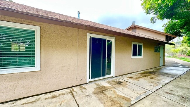 Building Photo - Beautiful, Single Story, Private Entry, De...