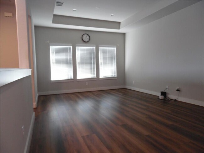 Building Photo - 225 Eagle Ford Dr