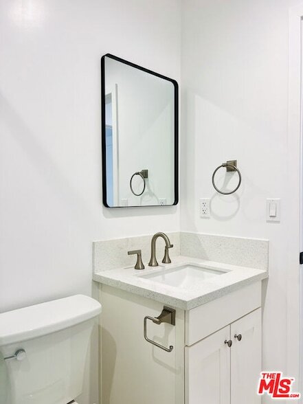 Building Photo - 815 W Glenoaks Blvd