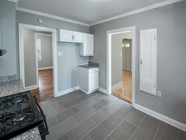 Building Photo - 3 Bed, 2 Bath near UOM