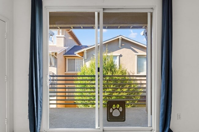 Building Photo - Modern, Private 2 Bed/2 Bath Townhouse wit...