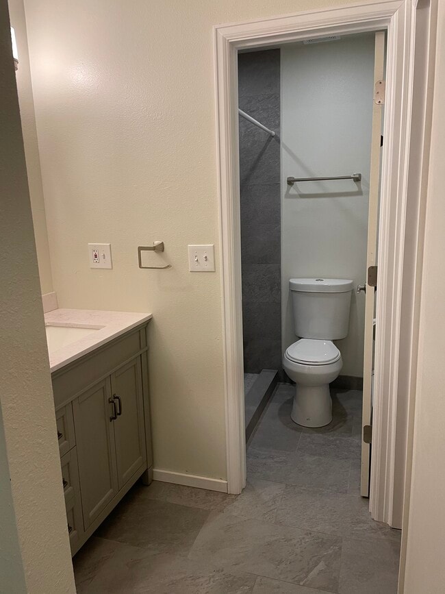 Building Photo - 2800 Kalmia Ave