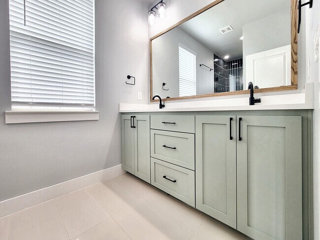 Building Photo - Sophisticated 3/BR 2.5/BS Home in Point Ve...