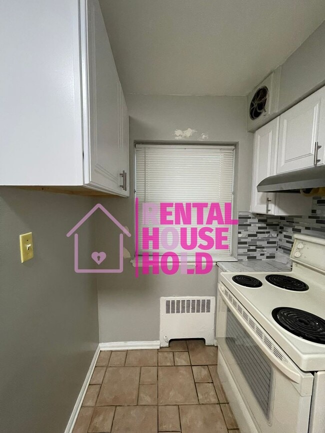 Building Photo - 2 Bedroom 1 Bath Condo-Security Deposit Sl...