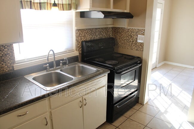 Building Photo - 613 NE 45th St