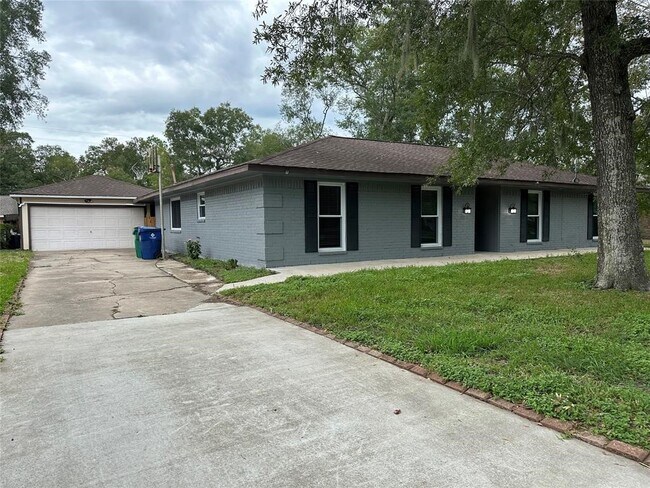 Building Photo - 228 Oak Manor Dr