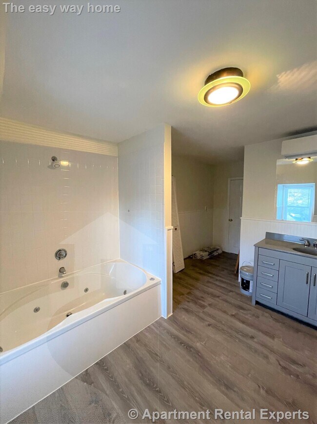 Building Photo - 14 Chestnut St