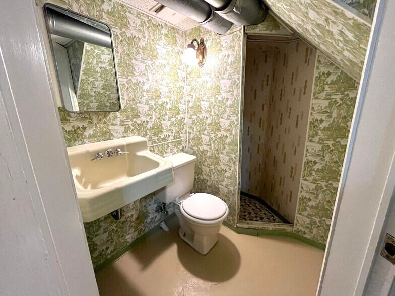 Building Photo - 706 Grand Ave NE