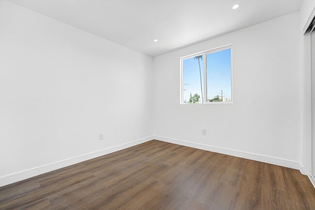 Building Photo - 356 1/2 N Chicago St