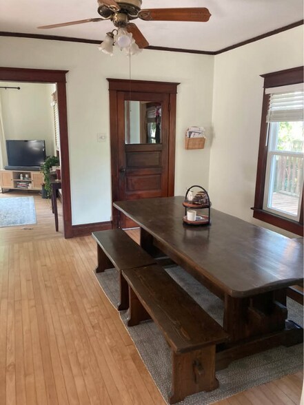 Building Photo - 605 Barrie St