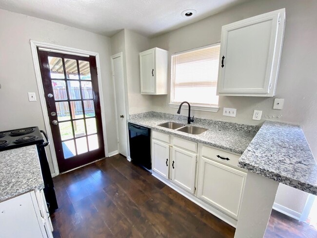 Building Photo - 908 Littleport Ln