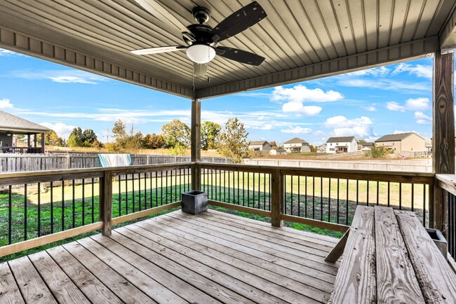 Building Photo - Close to Post and Move in Ready!