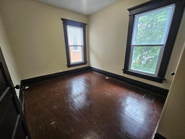 Building Photo - 831 Linwood Ave