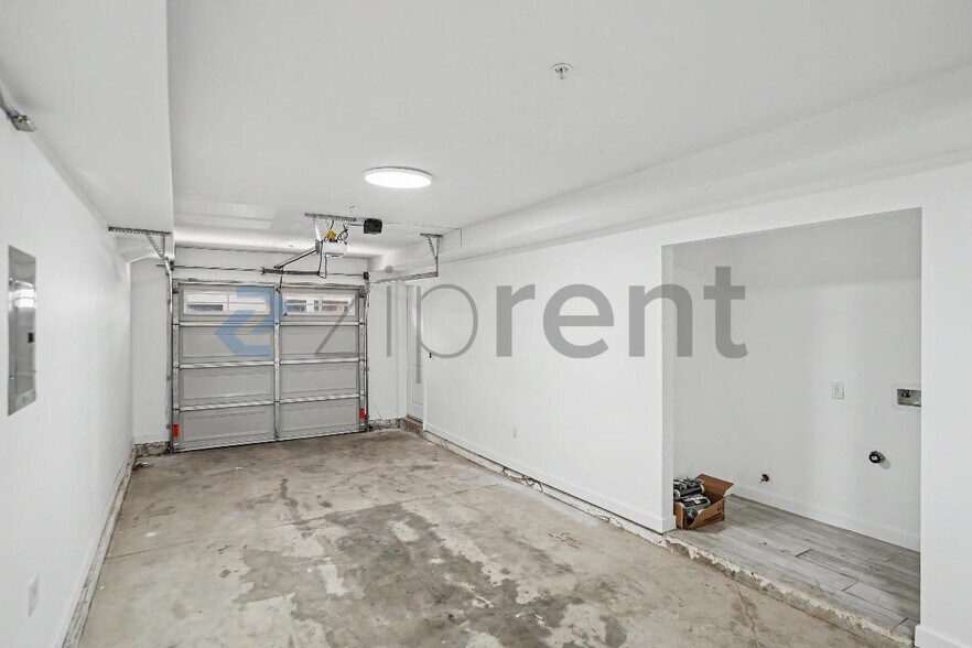 Building Photo - Unit