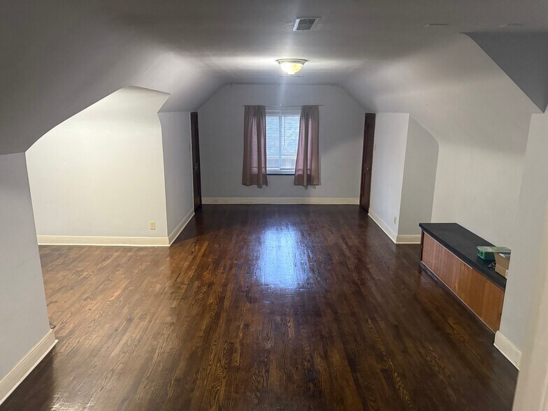 Primary Photo - 105 Forest Ave