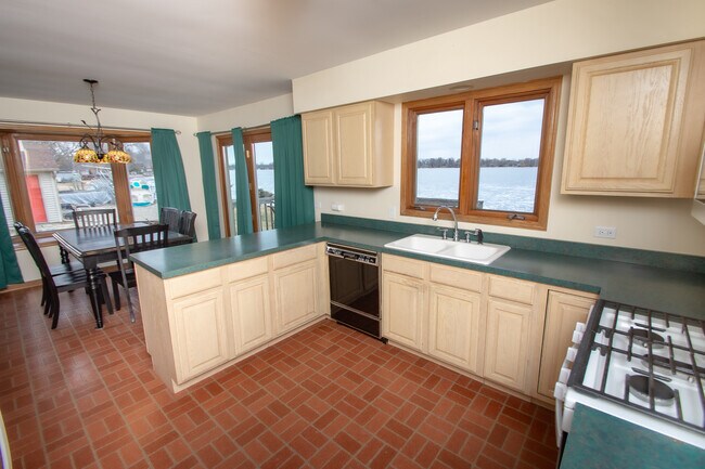 Building Photo - 23231 W Lakeshore Dr