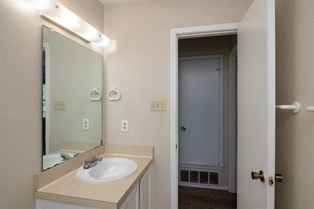 Building Photo - 6631 Parkview Ln