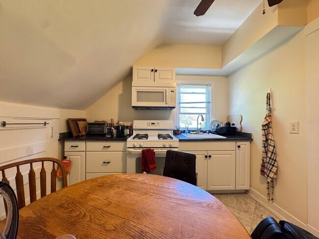 Building Photo - Spacious 2-Bedroom, 2-Bath in East Rock – Newly Renovated!